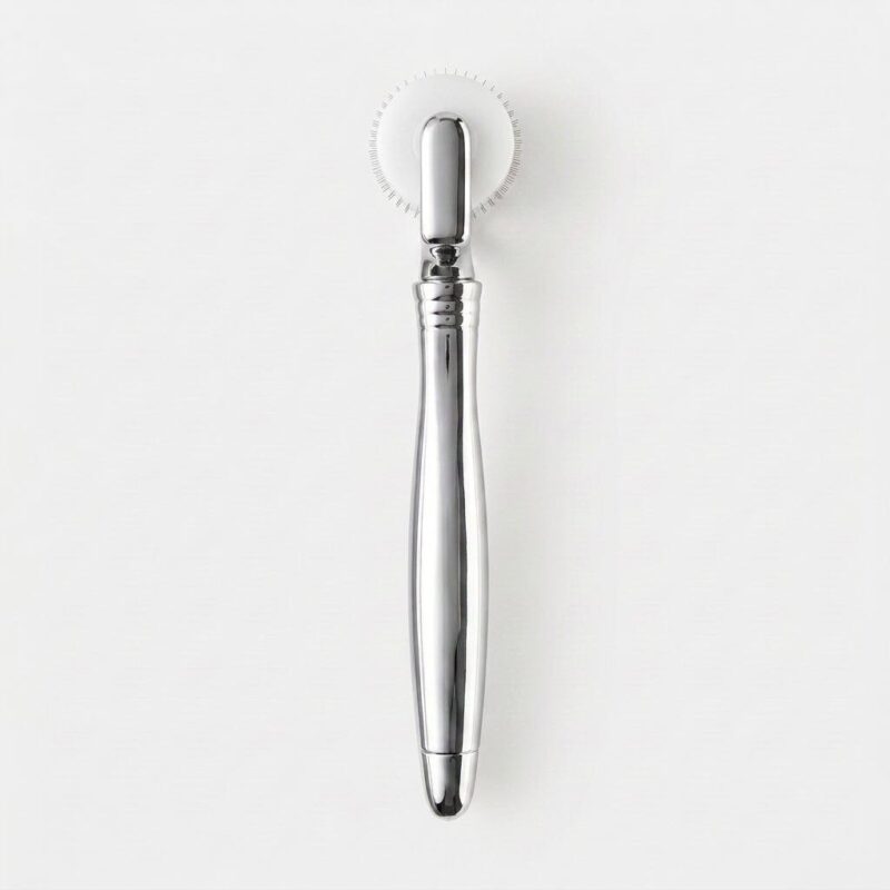 电商白底图银色滚轮美容仪-侧面 Metal Derma Roller Handle for Hyaluronic Acid Microneedle, Compatible with Soluble HA Microneedle Roller Head