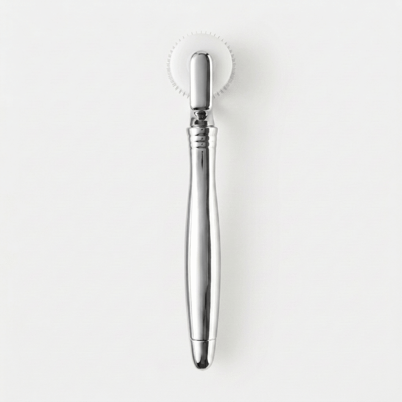 电商白底图银色滚轮美容仪-侧面 Metal Derma Roller Handle for Hyaluronic Acid Microneedle, Compatible with Soluble HA Microneedle Roller Head